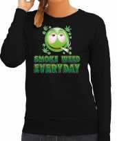 Funny emoticon sweater smoke weed every day zwart dames